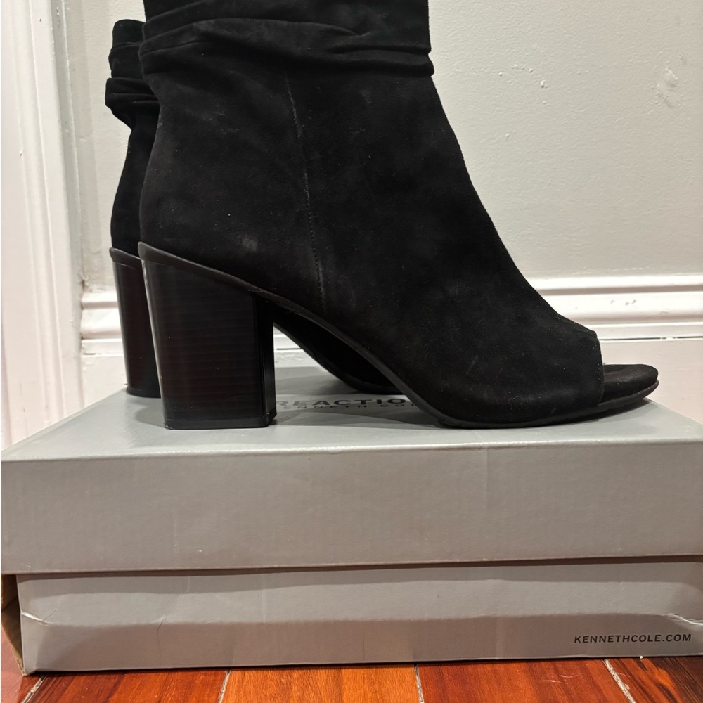 Kenneth Cole Black Heeled Boots with Chunky Heel and Open-Toe Design